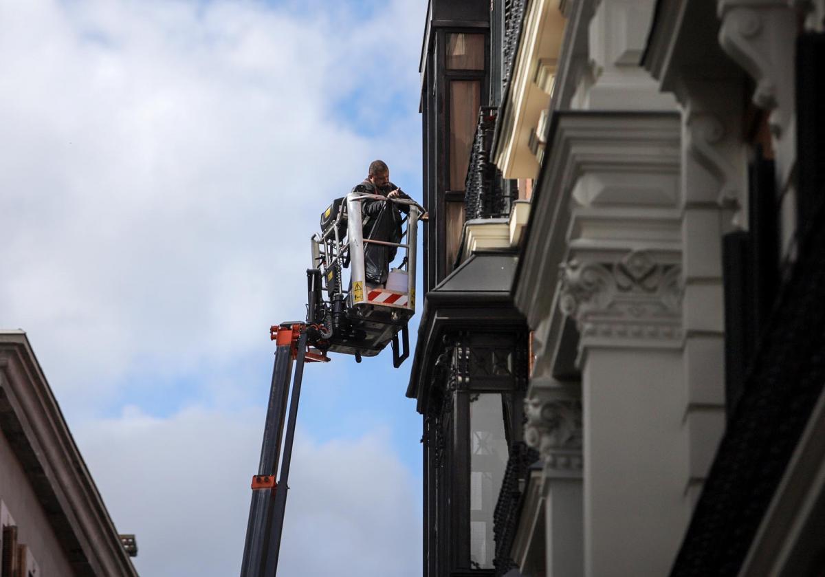 Un trabajador en una plataforma elevadora en Madrid