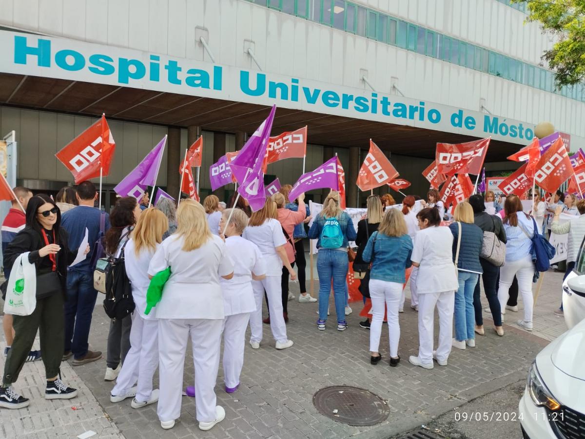 La plantilla del servicio de limpieza del Hospital Universitario de Mstoles se concentra para pedir que se cumpla el convenio colectivo