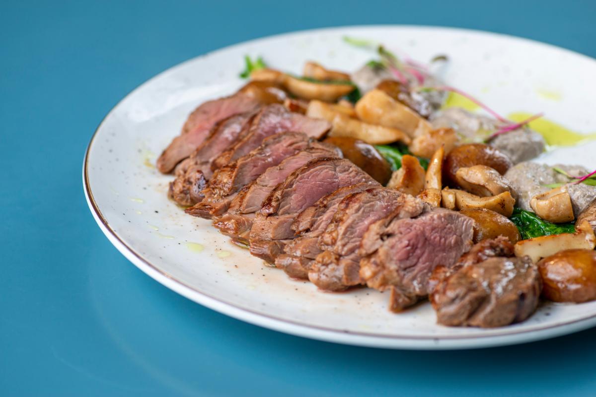 CCOO y UGT convocan huelga general en el sector cárnico (Imagen de carne, fotografía de Pexels).