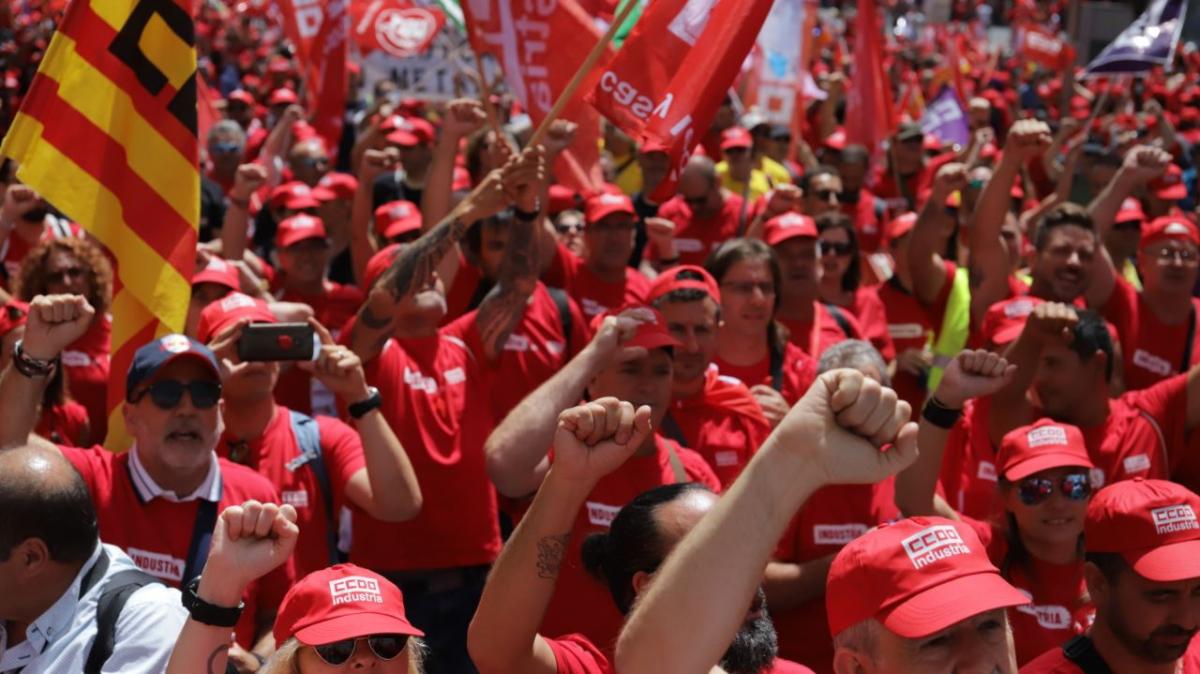 Concentración en los alrededores del Congreso tras la manifestación por el Paseo del Prado