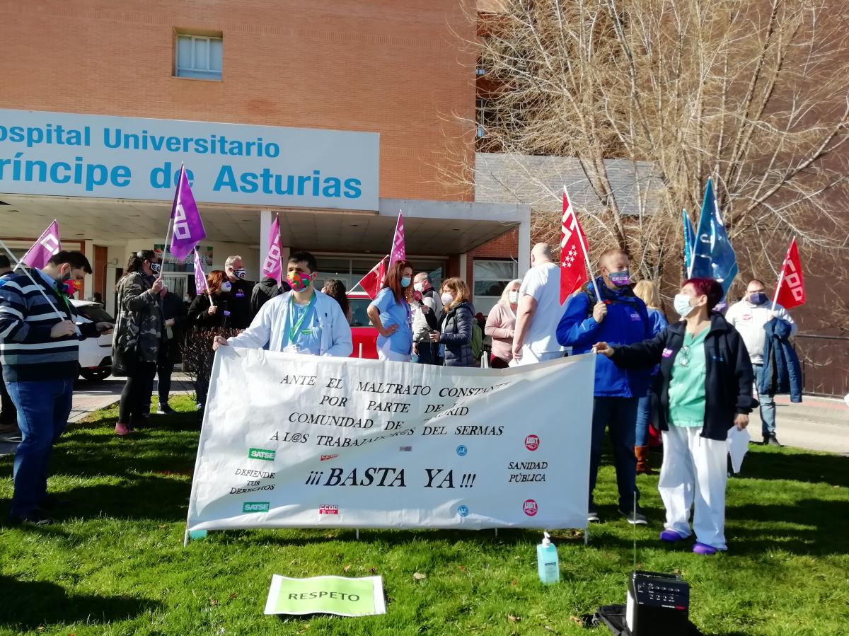 Concentración ante el hospital de Alcalá