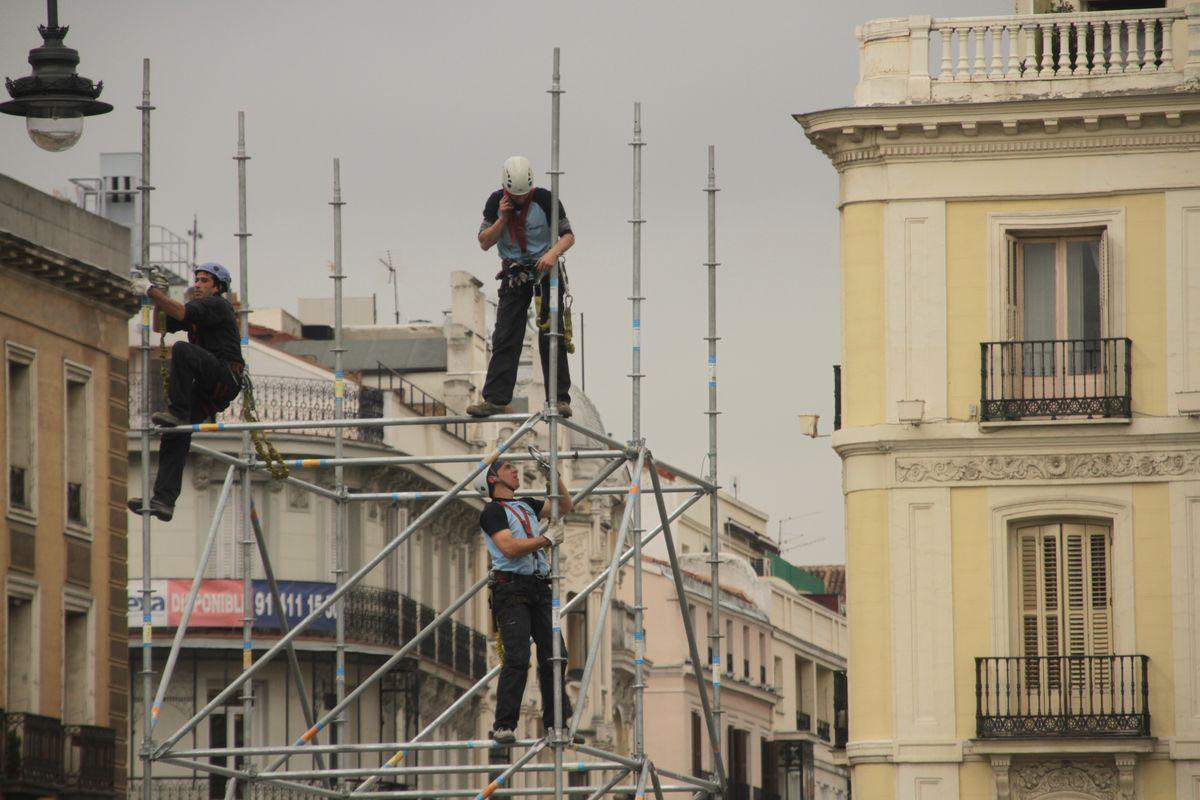 Trabajadores en andamios en la Puerta del Sol de Madrid