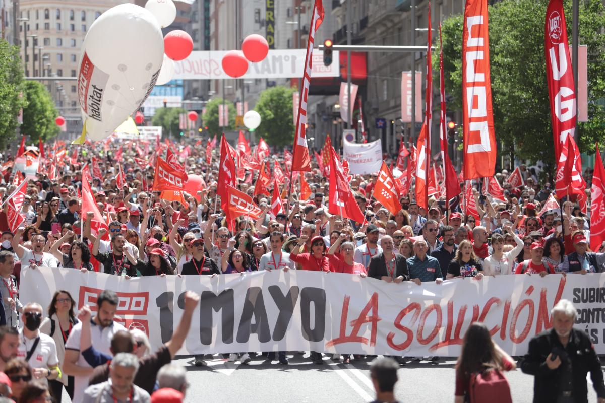 Miles de personas recorren las calles de Madrid pidiendo más salarios, contener los precios y más igualdad