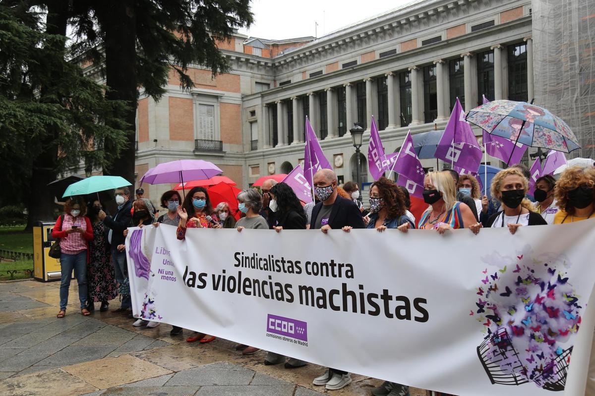 CCOO Madrid ha mostrado condena a la violencia machista cada vez que había un asesinato machista, en la estatua de Velázquez del Paseo del Prado