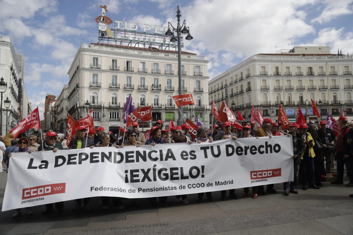 La Federación de Pensionistas de CCOO de Madrid se ha concentrado en la Puerta del Sol para exigir derechos para la dependencia