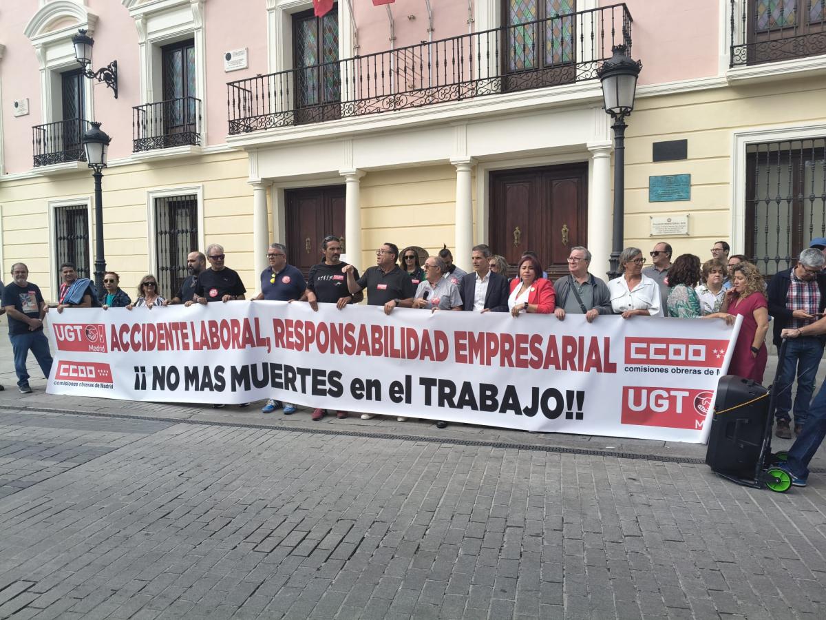 Concentración frente al Ayuntamiento de Alcala de Henares por el fallecimiento de dos trabajadores ocurridos los pasados días 9 y 10 de septiembre