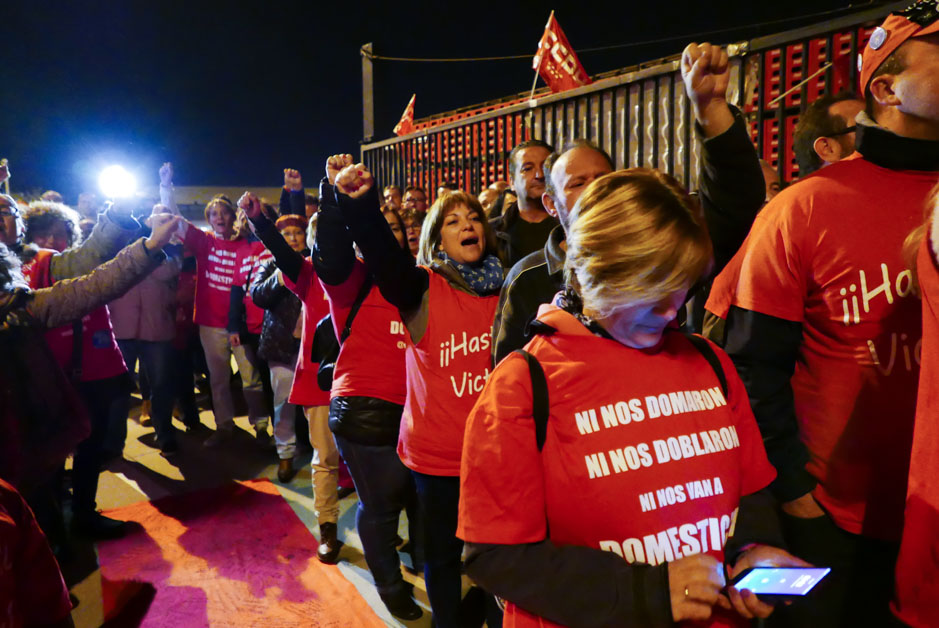 Los trabajadores de Coca Cola entran a trabajar en la fábrica tras más de un año de lucha