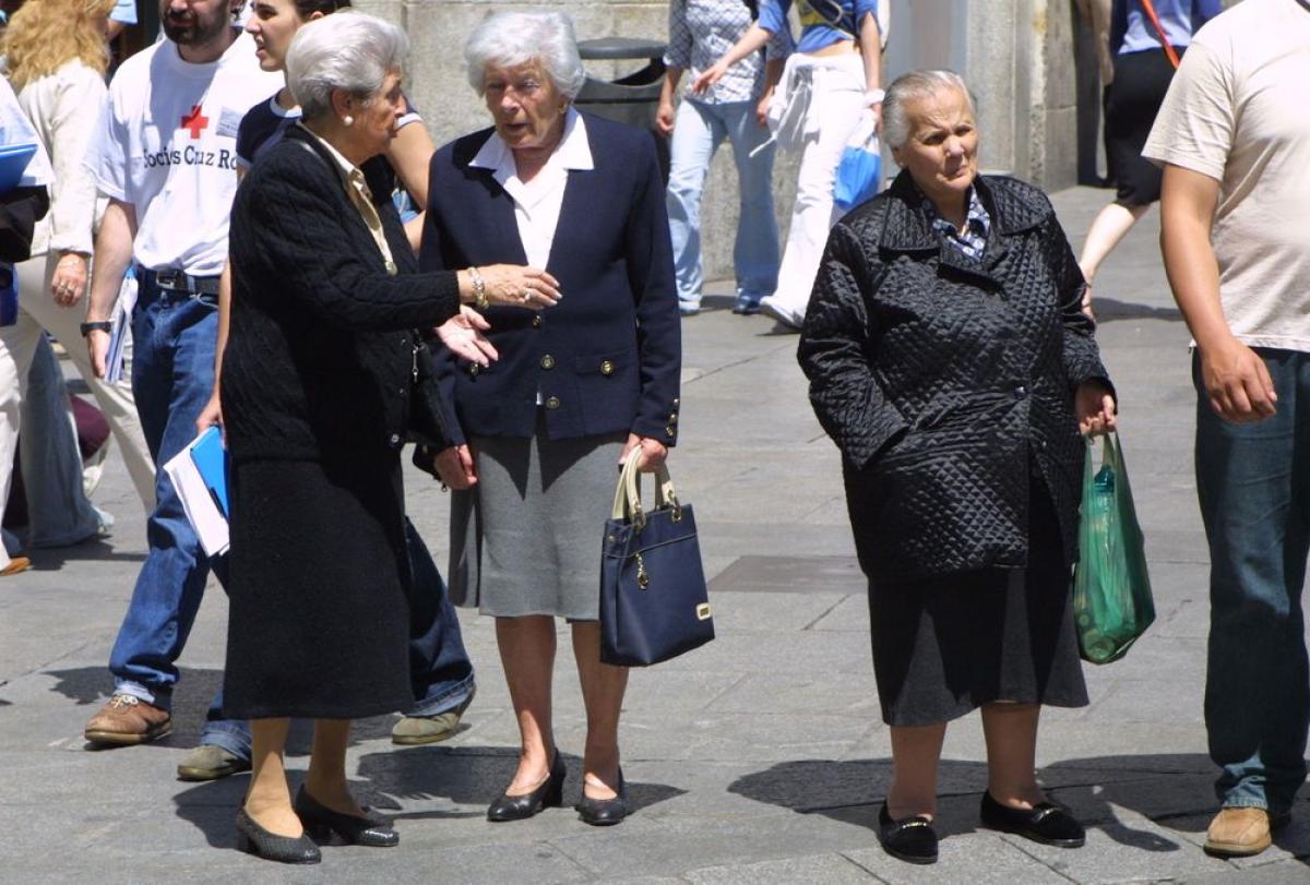 Tres mujeres en una calle de Madrid