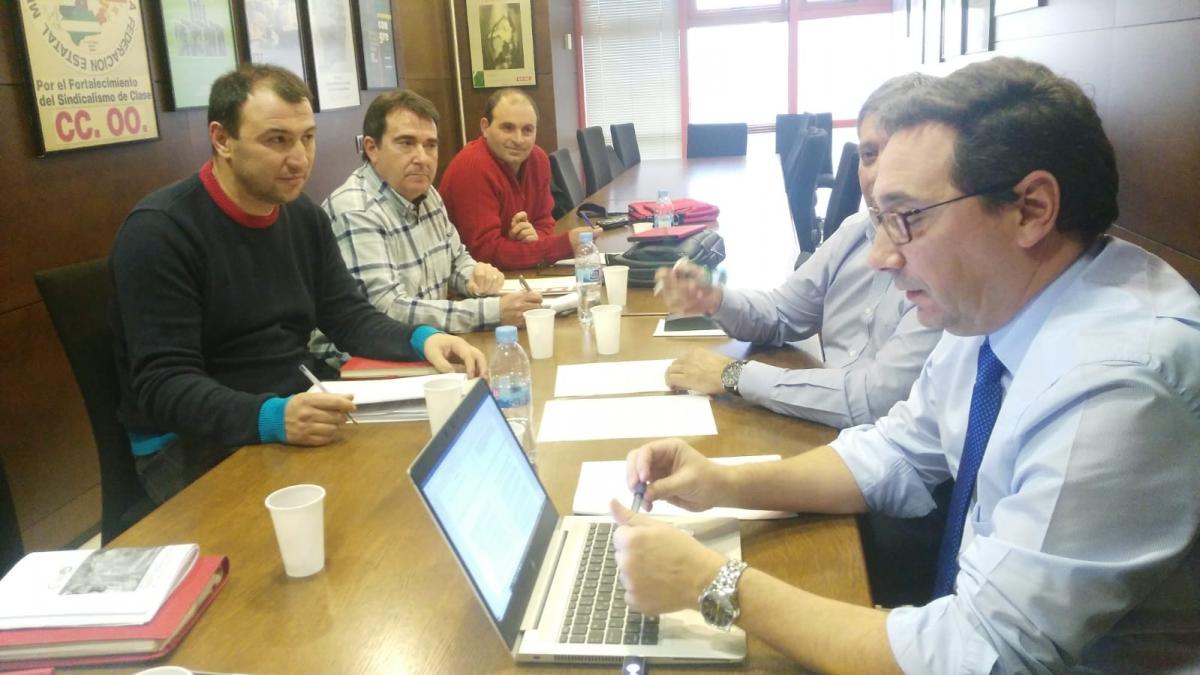 Negociadores de CCOO junto a la representación de UVESA