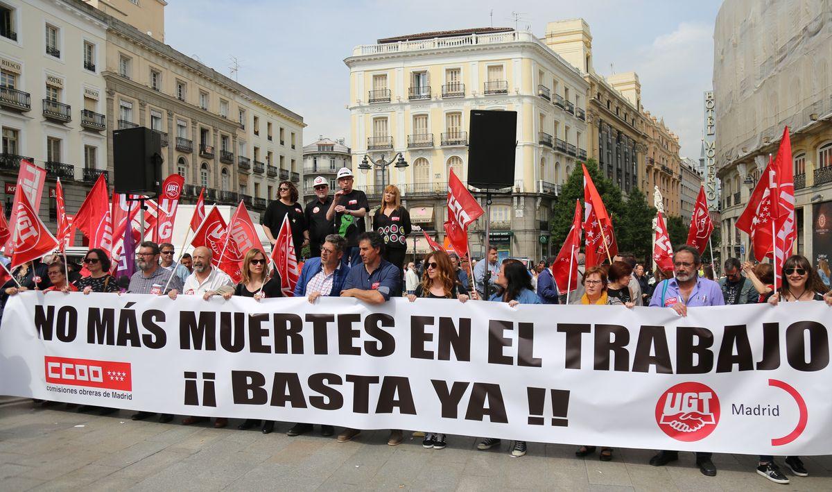 CCOO y UGT se han concentrado en Madrid para visibilizar el drama de la siniestralidad laboral y reclamar medidas m�s contundentes frente a la misma