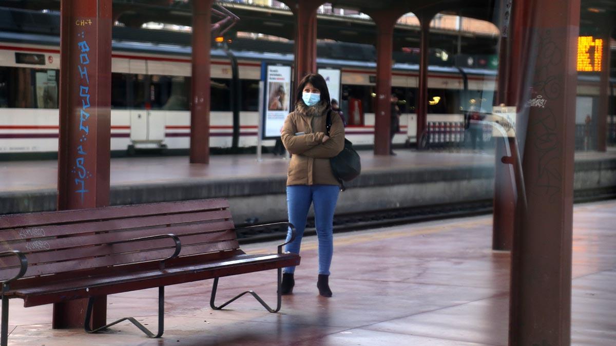 Una mujer en la estación de Chamartín de Madrid