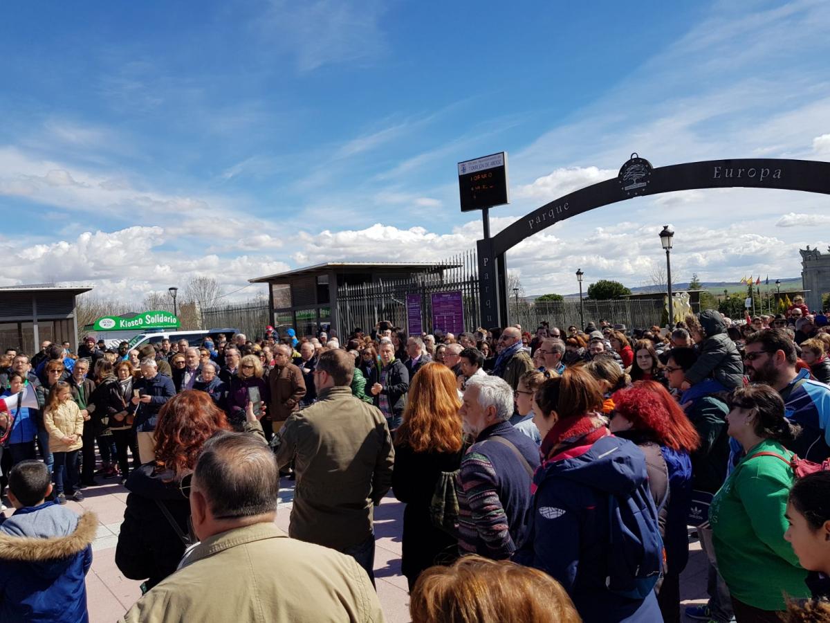 Multitudinaria concentración en demanda de un centro de educación especial público en Torrejón