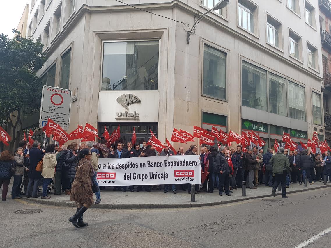 Concenttracin ante la sede de Unicaja en Madrid