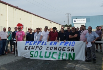 Concentración de los trabajadores de Perfil en Frío esta mañana
