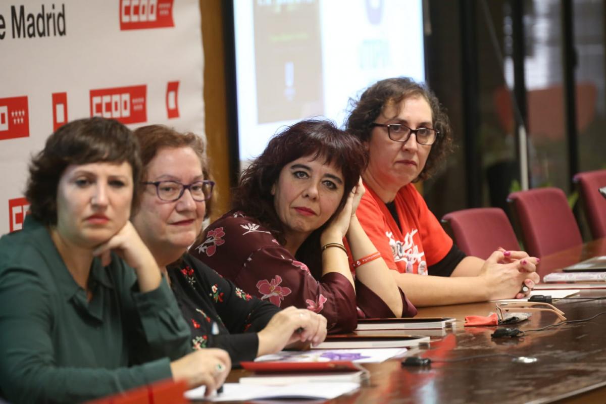 “Rojas, Violetas y Espartanas”, de Carmen Barrios (segunda por la derecha), se presentó en CCOO de Madrid