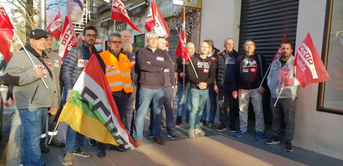 Delegados del sector de la elevación en el exterior de la Audiencia Nacional