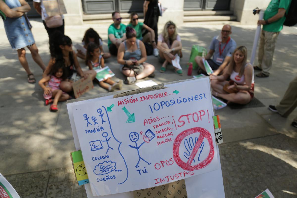 El vía crucis de las oposiciones a docentes en Madrid
