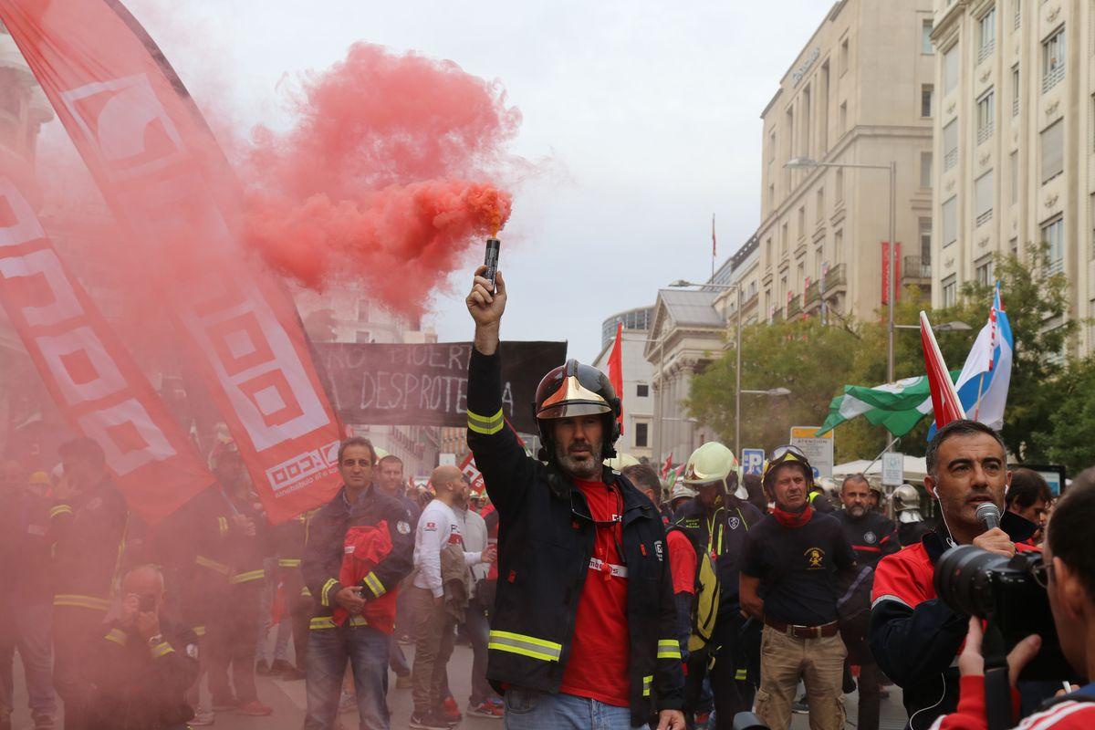 Manifestación en Madrid por una regulación estatal consensuada para los bomberos