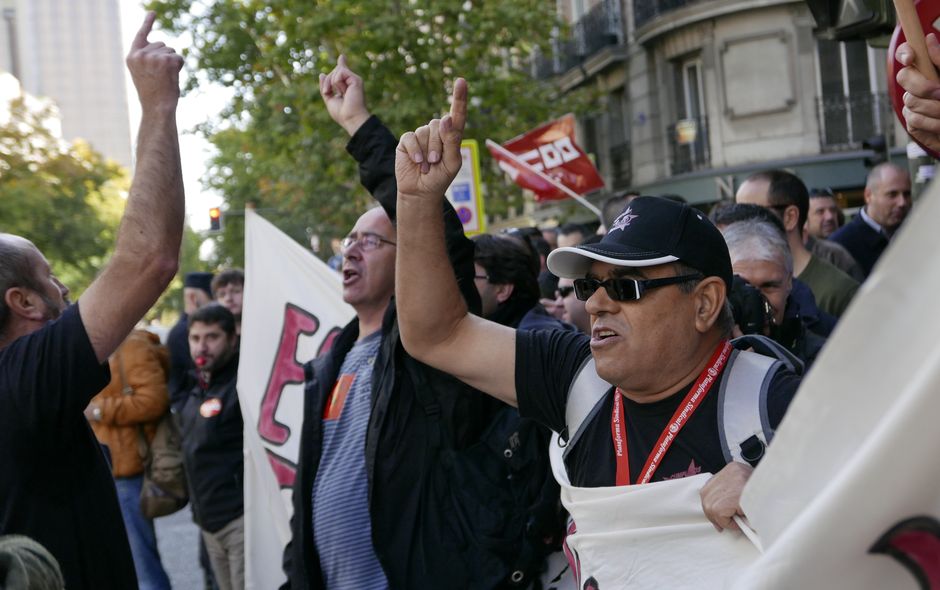 Concentración en defensa de la EMT frente a la sede del PP en Madrid