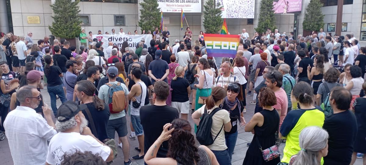Cientos de personas se concentran en la plaza de la Constitucin de Getafe en seal de repulsa a las agresiones ocurridas en la celebracin del Orgullo