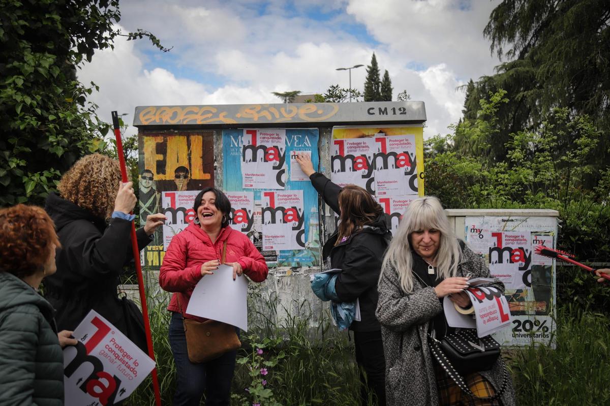 Abril 2025. Pegada de carteles del 1º de Mayo en el Paraninfo de la Universidad Complutense de Madrid
