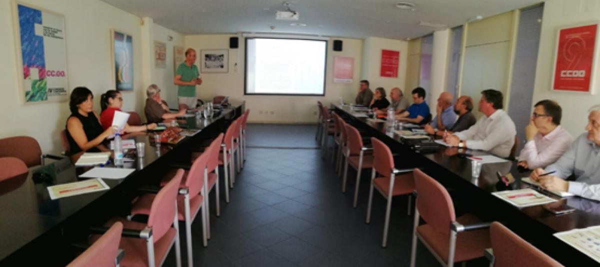 Fernando Rocha, de pie, durante su presentación