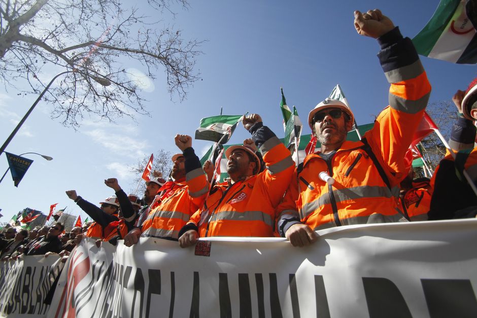 Manifestacion de mineros de Aguas Blancas frente al Ministerio de Industria en Madrid