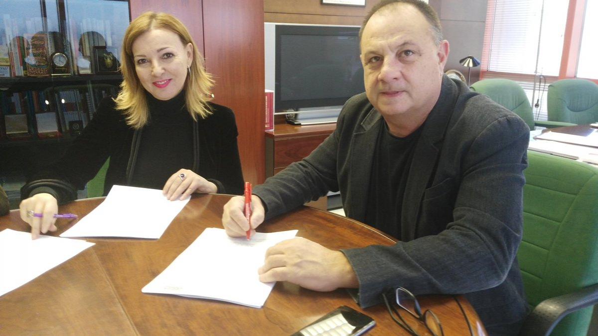 La secretaria y el secretario general de UATAE y de CCOO de Industria firman el acuerdo de colaboración