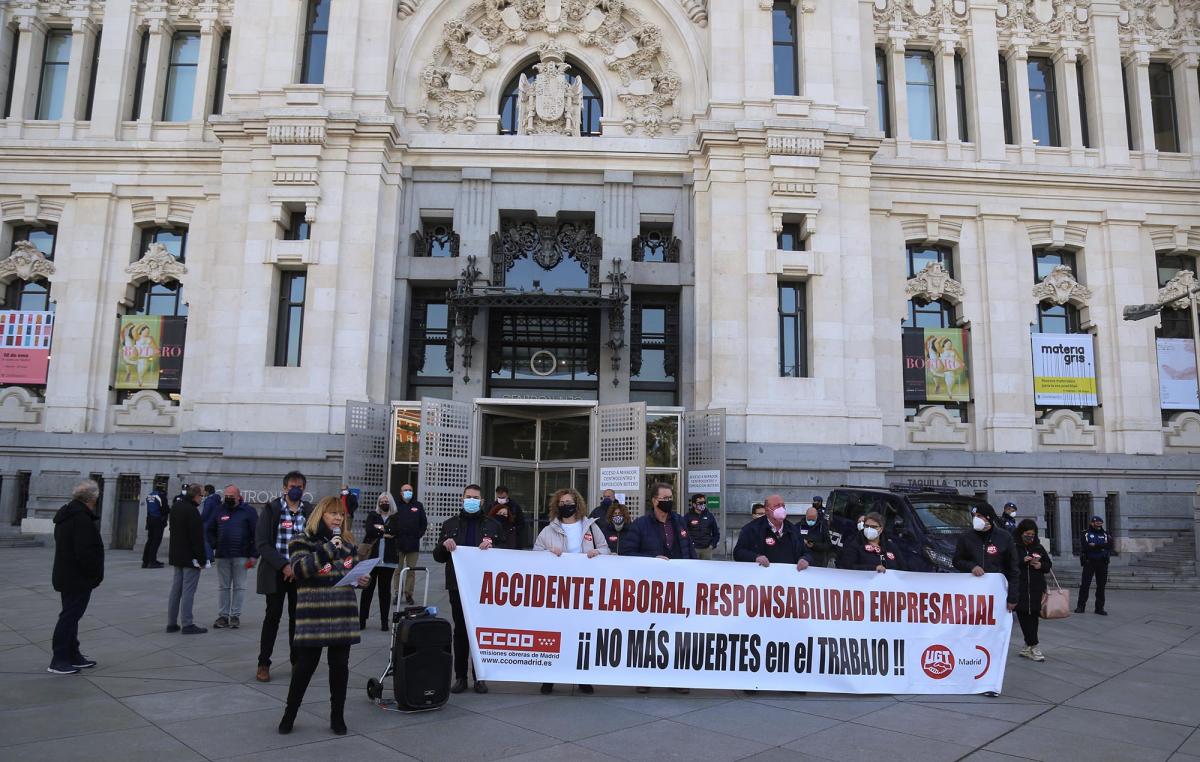 Concentración contra la siniestralidad laboral en la Plaza de Cibeles de Madrid