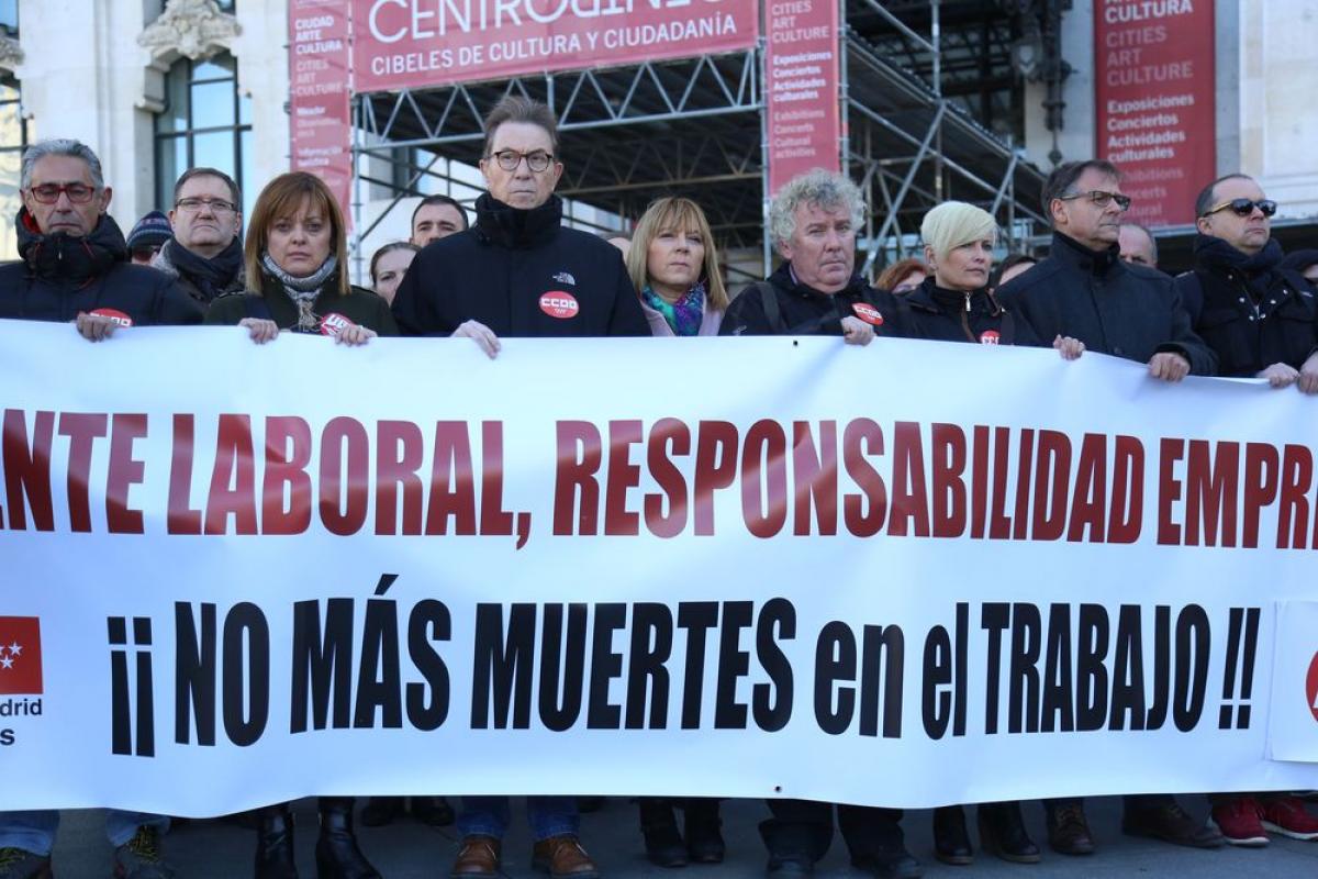 Concentraci�n en Madrid en recuerdo de los trabajadores fallecidos este mi�rcoles en Alcorc�n y en la capital
