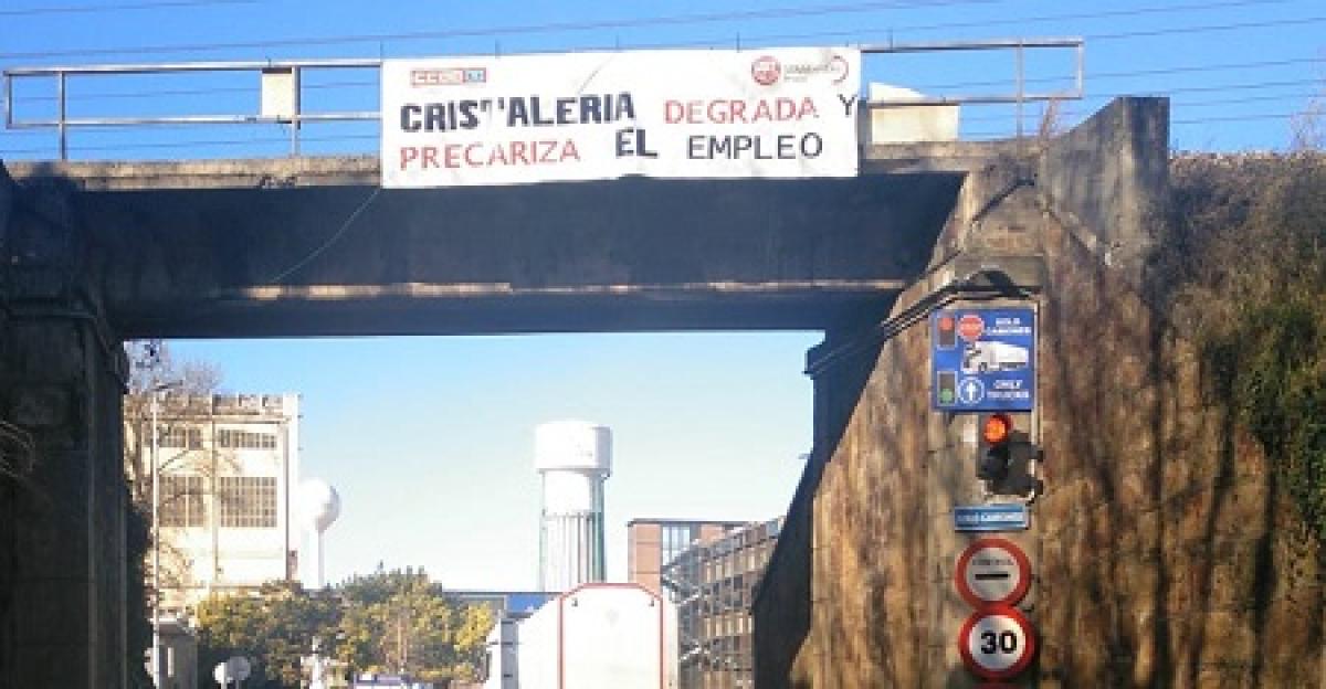 Pancarta en uno de los accesos a la factoría