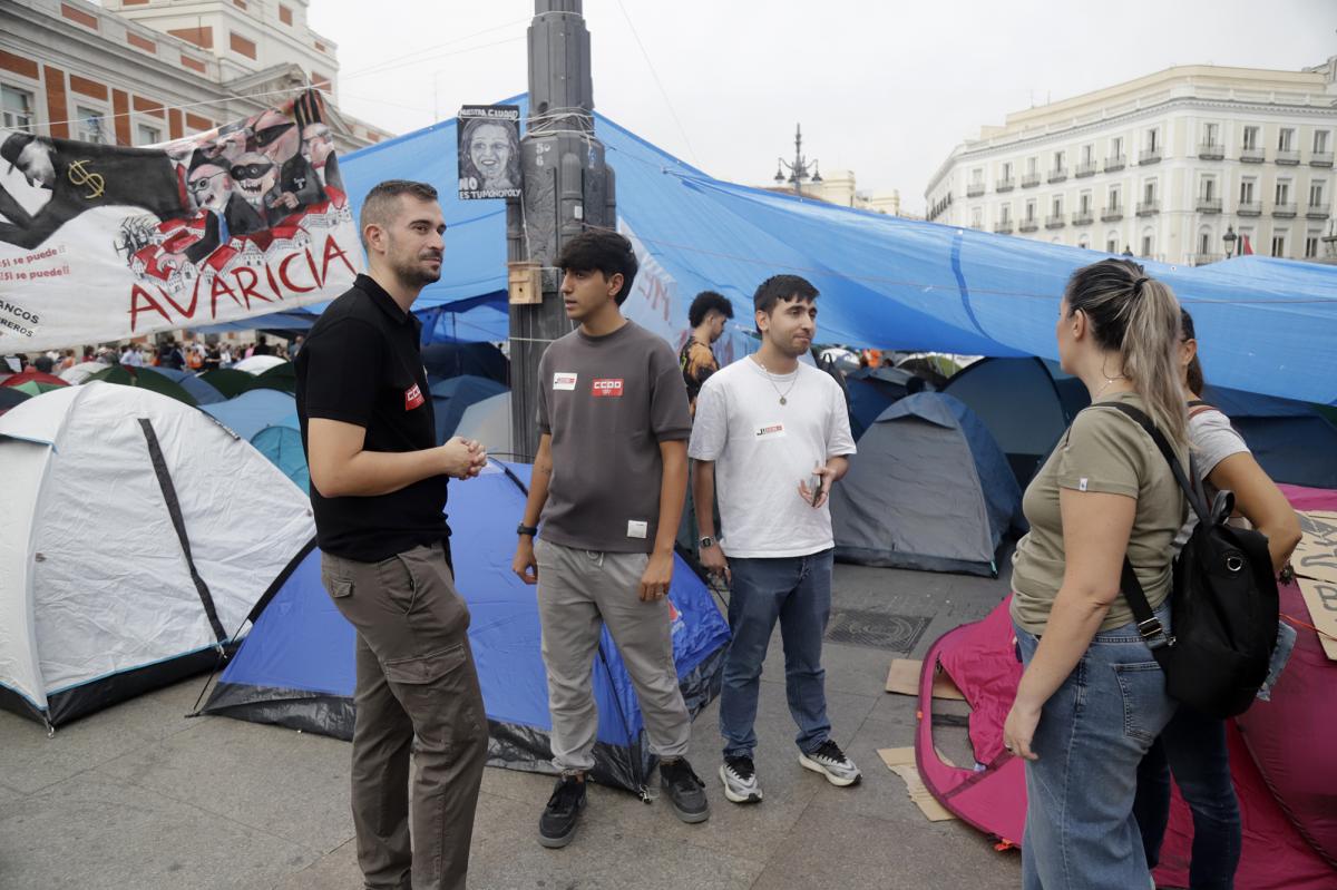 A la izquierda, el secretario de Juventud de CCOO Madrid, Miguel Indiano