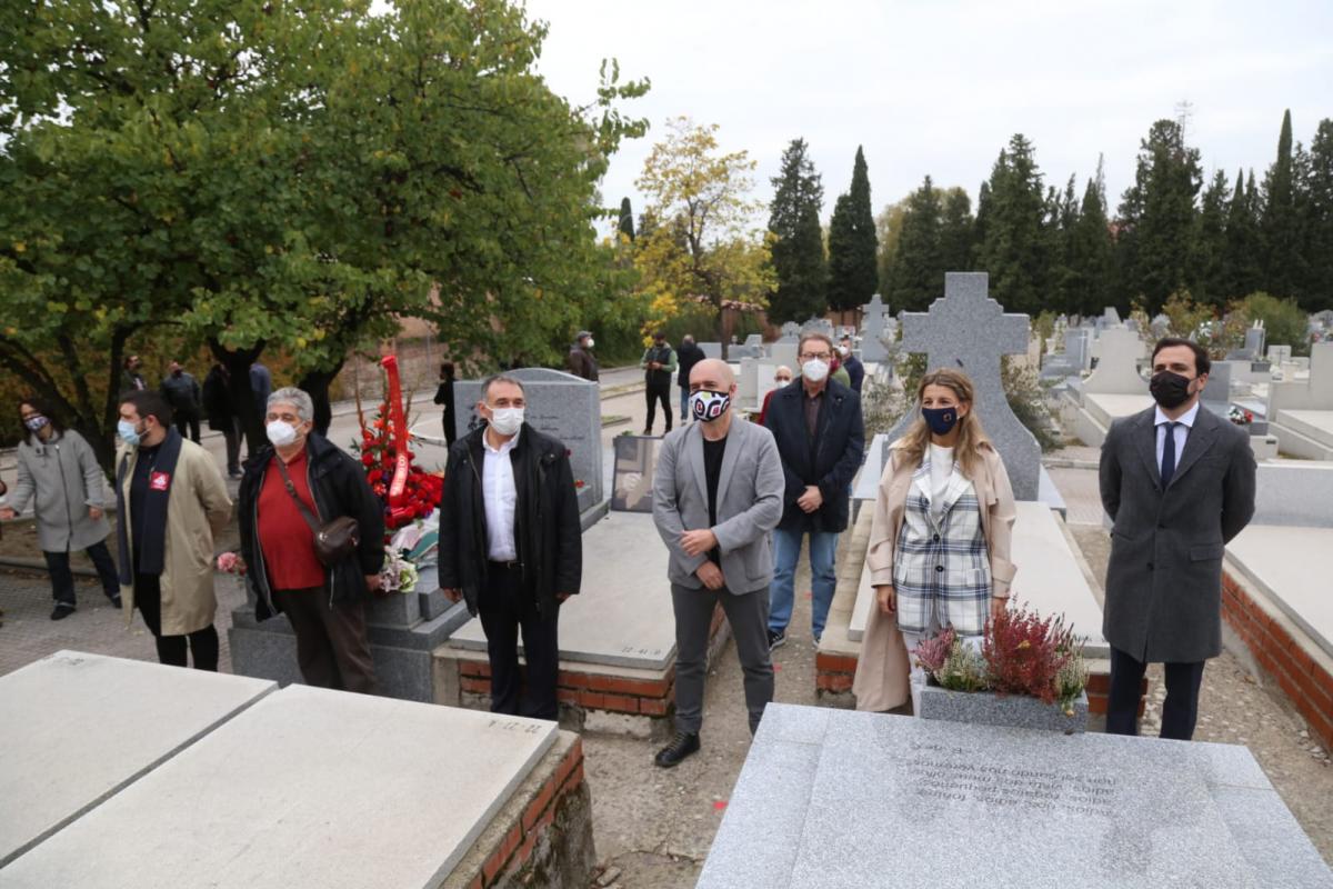 CCOO, Izquierda Unida y el PCE organizan una ofrenda floral en el cementerio civil de Madrid