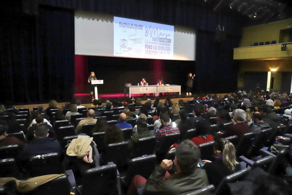 Intervención de Paloma López durante la asamblea