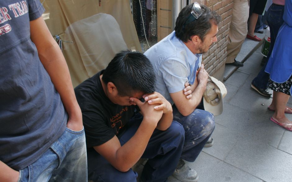 Obreros esperan la salida del cuerpo de un compa�ero muerto en un accidente laboral en Madrid