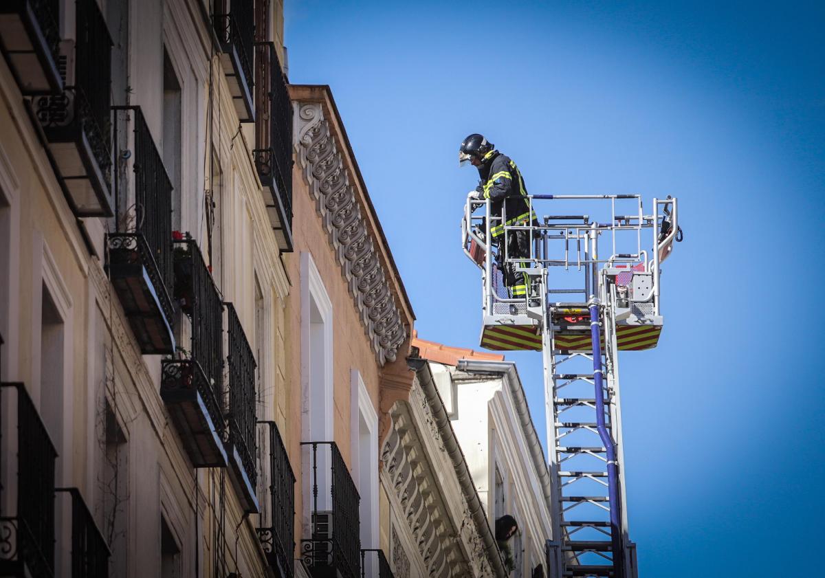Un bombero en una intervención en la ciudad de Madrid