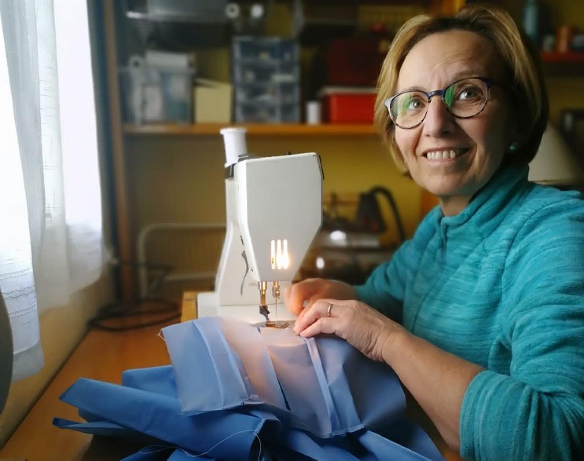 Ante la escasez de material sanitario, una aparadora de Alicante cose mascarillas quirúrgicas desde su casa