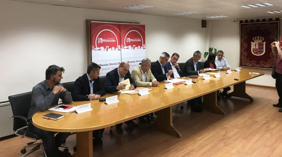 Firma de un convenio de colaboración entre el Ayuntamiento de Móstoles, CCOO y UGT