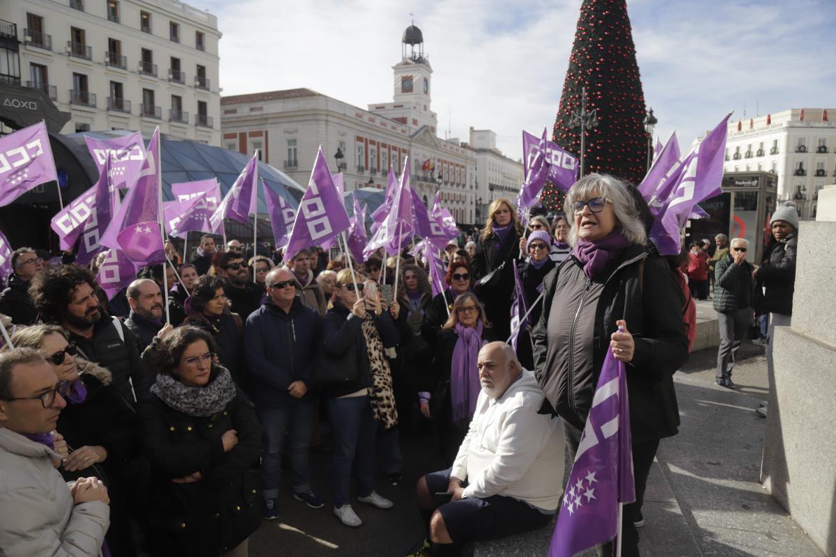 Paloma López se dirige a las personas concentradas en la Puerta del Sol, esta mañana, Día Internacional para la Eliminación de la Violencia contra la Mujer