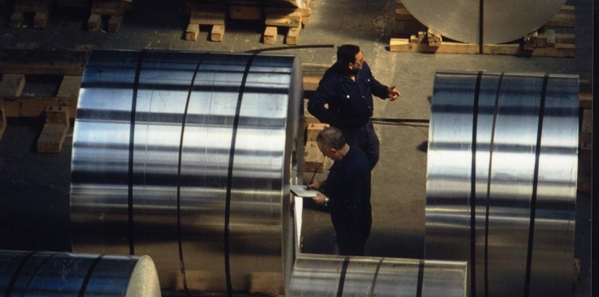 El desempleo industrial resiste. Es el que menos disminuye de toda la economía