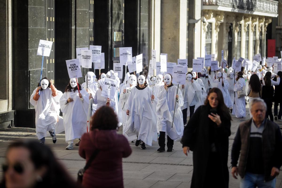 Mujeres vestidas de blanco en recuerdo de las asesinadas por violencia machista en una manifestación del 25N en Madrid