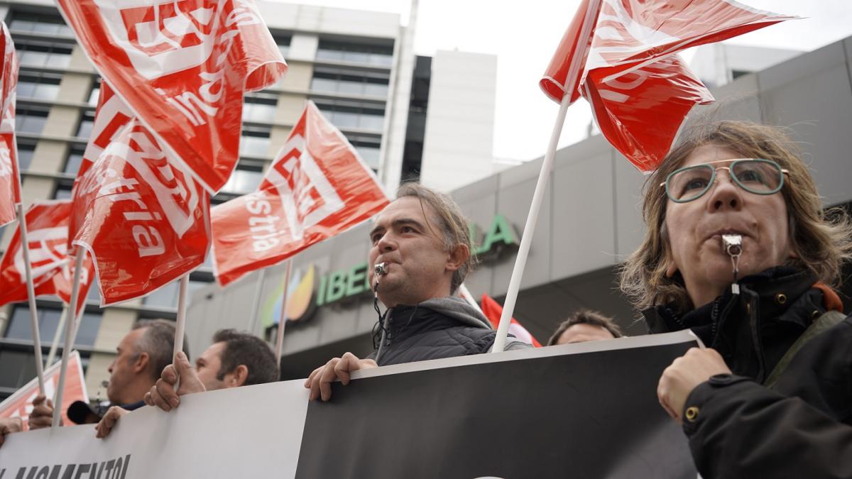 Una de las concentraciones ante la sede de Iberdrola