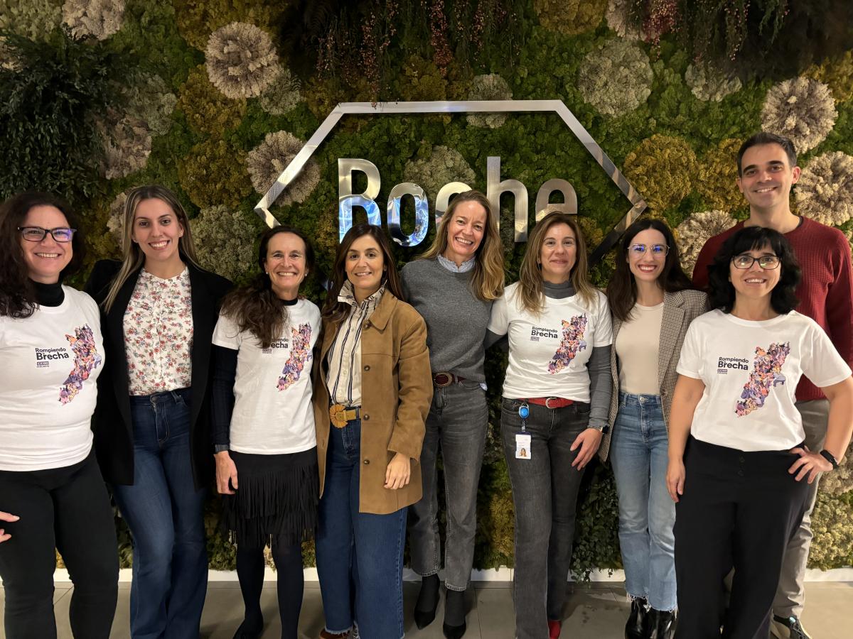 Las representantes de CCOO que firmaron el plan de igualdad de Roche Farma, con la camiseta de la campaña "Rompiendo la brecha"