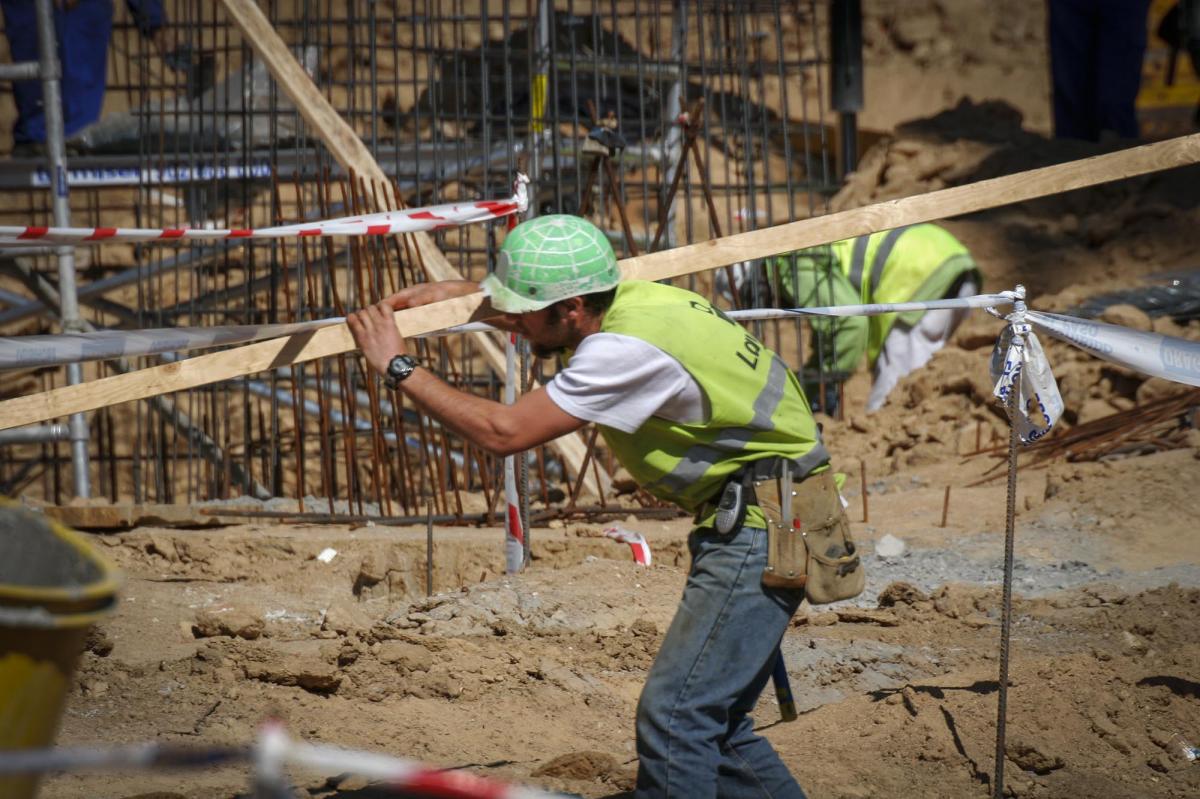 Un trabajador en una obra en Madrid