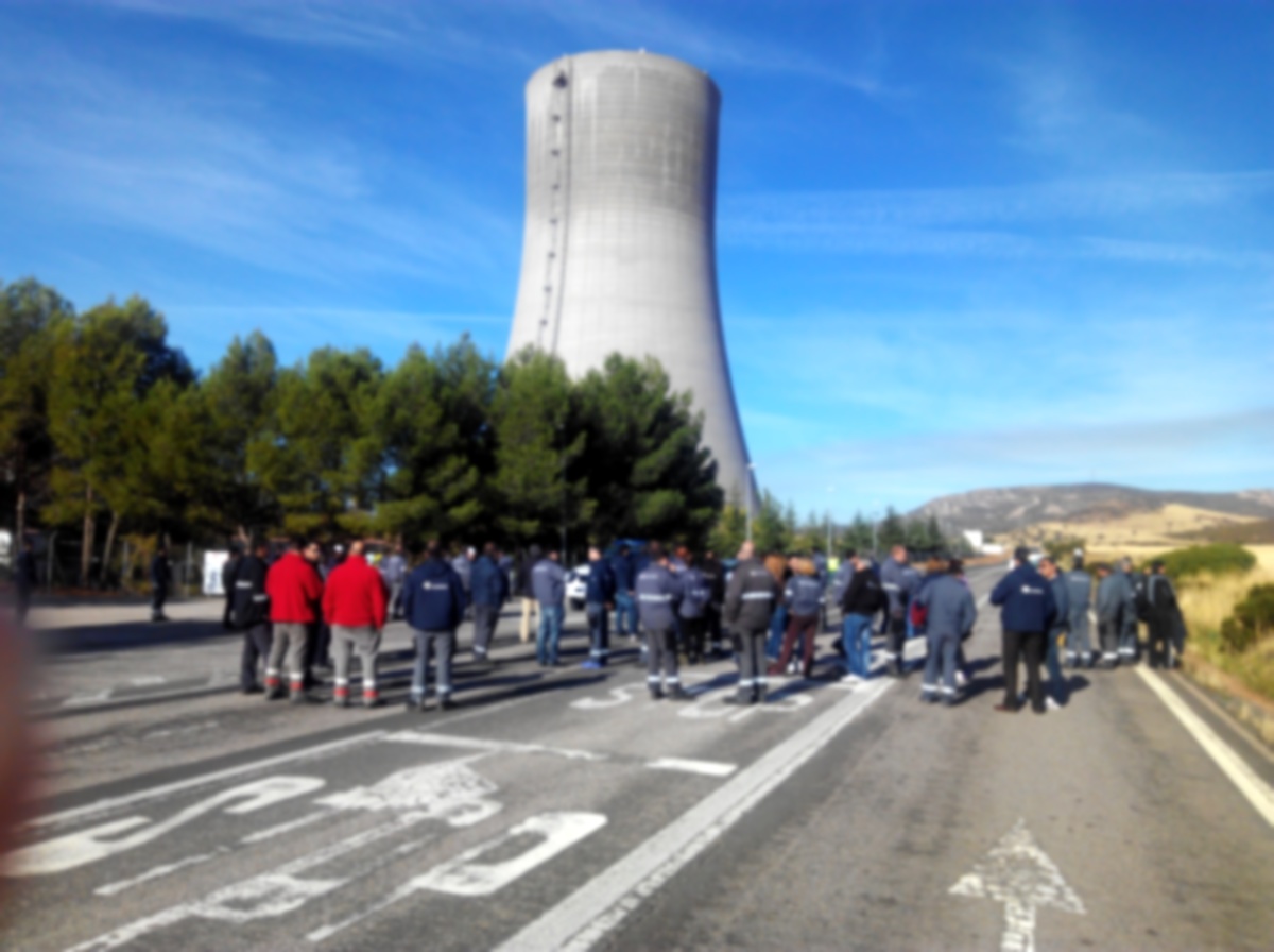 Concentración de los trabajadores y trabajadoras de Elcogas ante la central de Puertollano