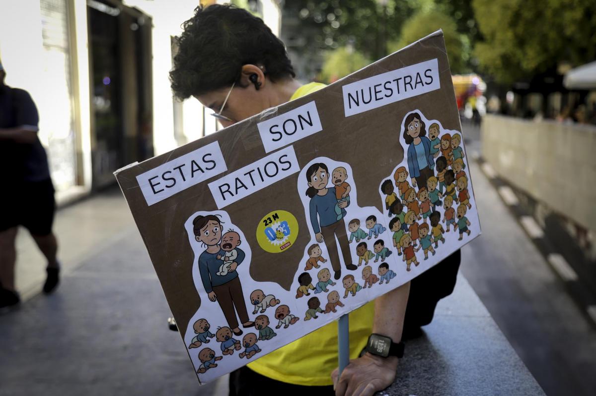 Una educadora en una manifestación en mayo de 2026