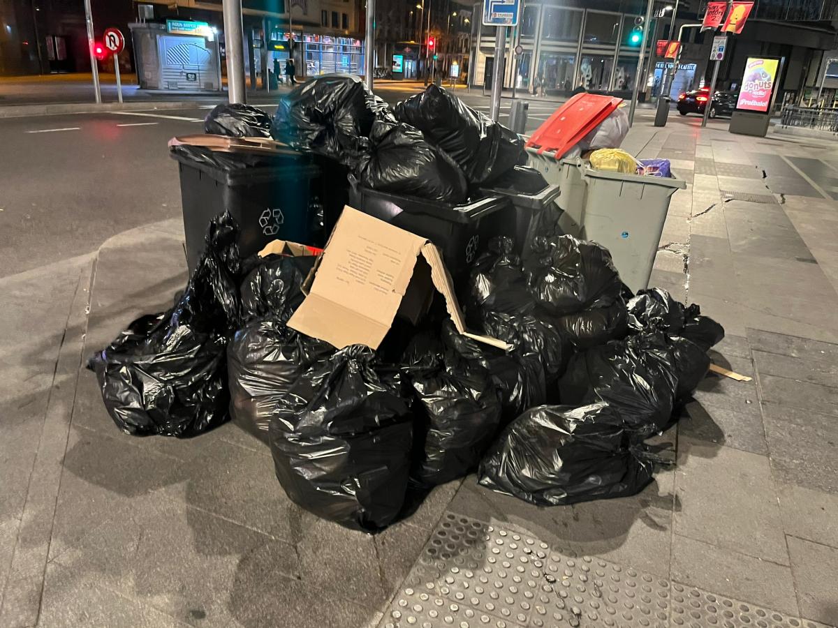 Las calles de Madrid han aparecido llenas de bolsas de basura