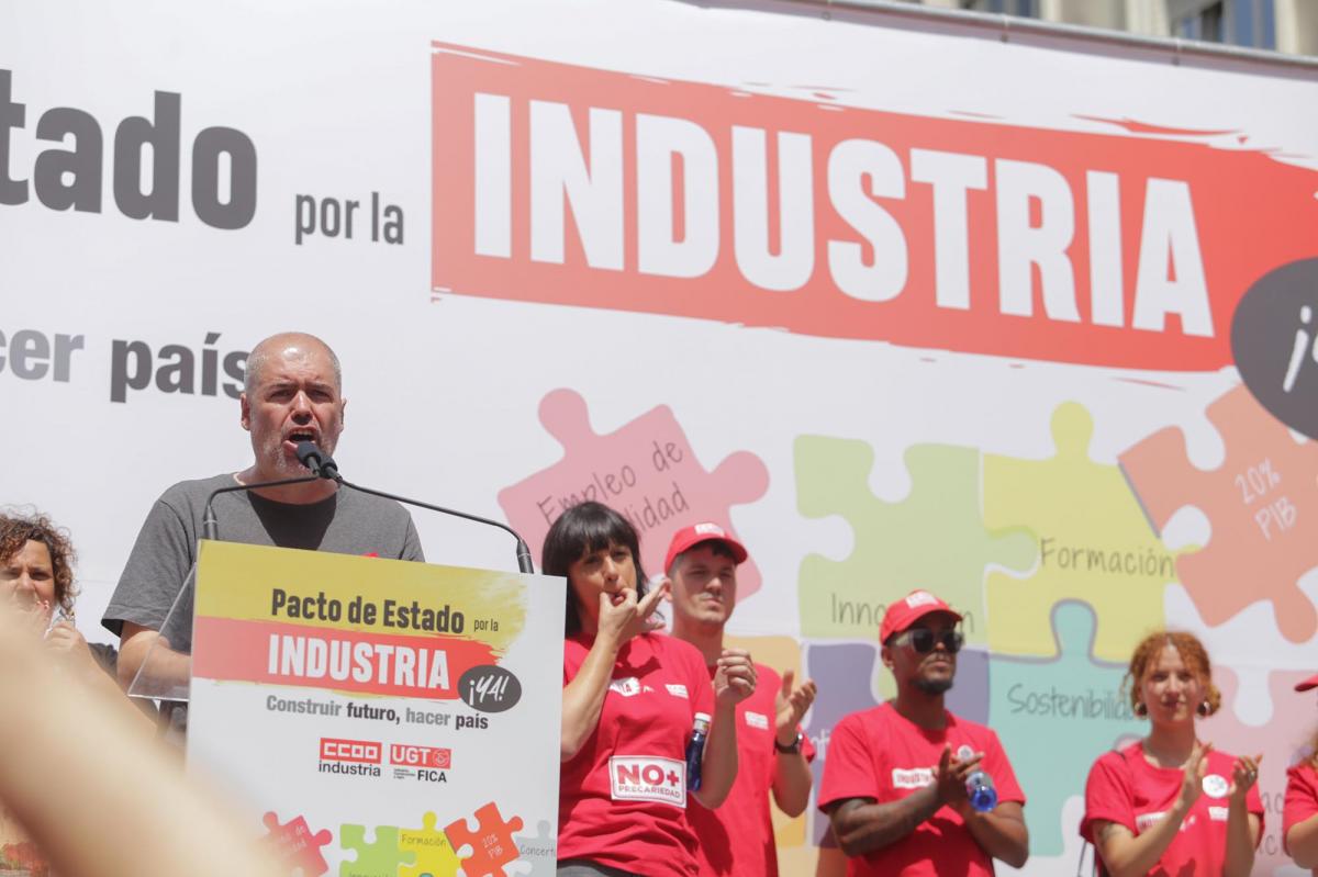 Miles de personas recorren Madrid para exigir un pacto por la Industria: «El país no puede esperar»